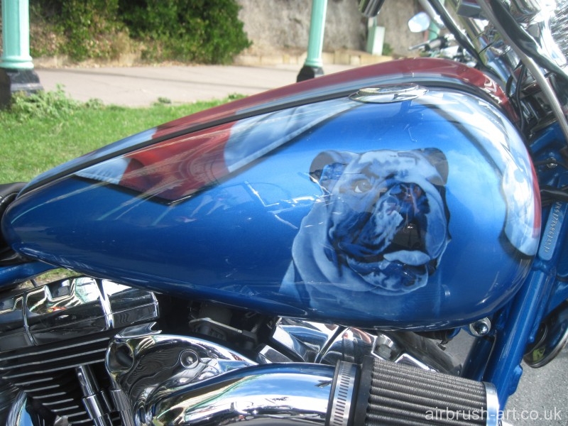 A bulldog airbrushed onto a Harley-Davidson tank